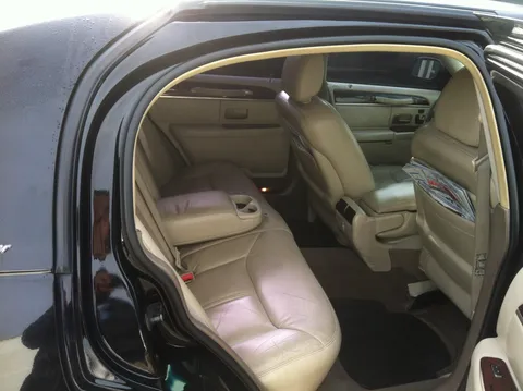  4 PASSENGER EXECUTIVE SEDAN Number of Passenger: 4